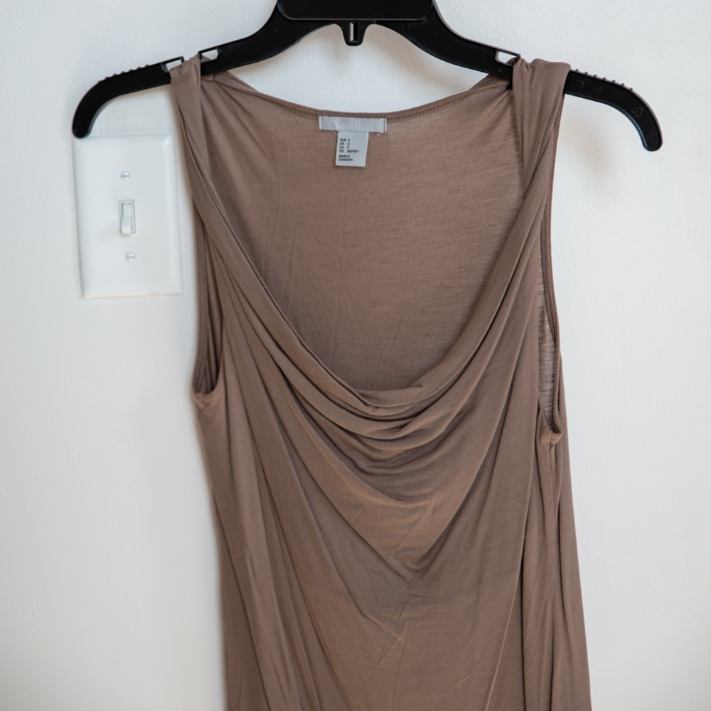 H&M shirt. Great under a blazer. Size S. Gently used.